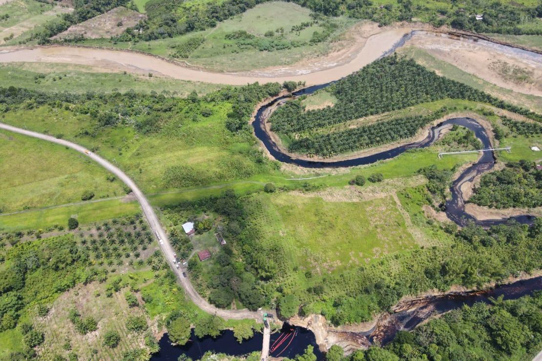 Esta vista aérea muestra un derrame de petróleo en el río Caple en El Vergel, provincia de Esmeraldas, Ecuador, el 15 de marzo de 2025. Los daños a un oleoducto, aparentemente causados ​​por un deslizamiento de tierra, contaminaron el río en la provincia ecuatoriana de Esmeraldas (noroeste) y obligaron a decretar una emergencia ambiental debido a los "daños sin precedentes" que causó, según las autoridades.
