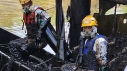 Trabajadores de la petrolera estatal ecuatoriana trabajan en la limpieza del río Caple en Esmeraldas, Ecuador, el 21 de marzo de 2025.