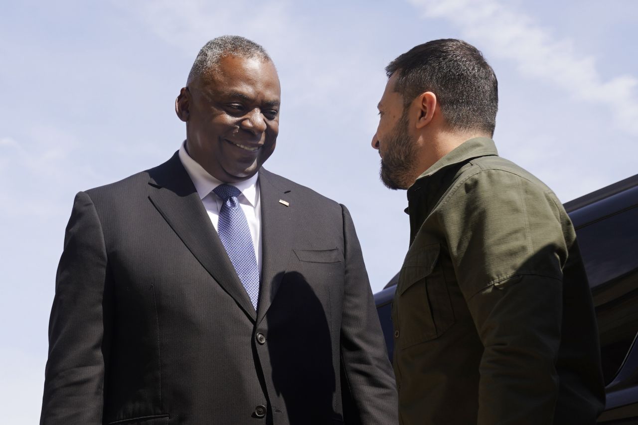 Secretary of Defense Lloyd Austin greets Ukrainian President Volodymyr Zelensky during a welcome ceremony at the Pentagon on September 21.