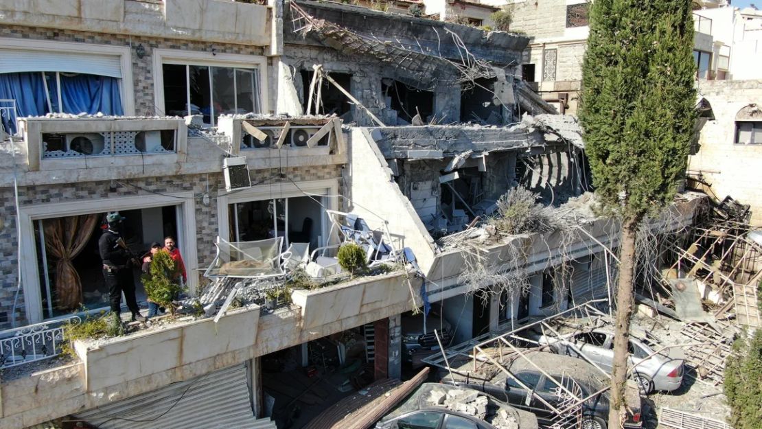Un edificio residencial en Damasco, Siria, luego de un ataque aéreo israelí el 13 de marzo.