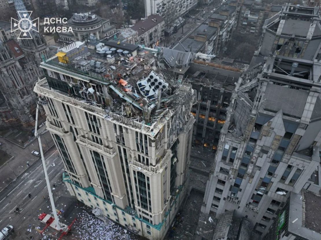 Edificios dañados durante el bombardeo de misiles.