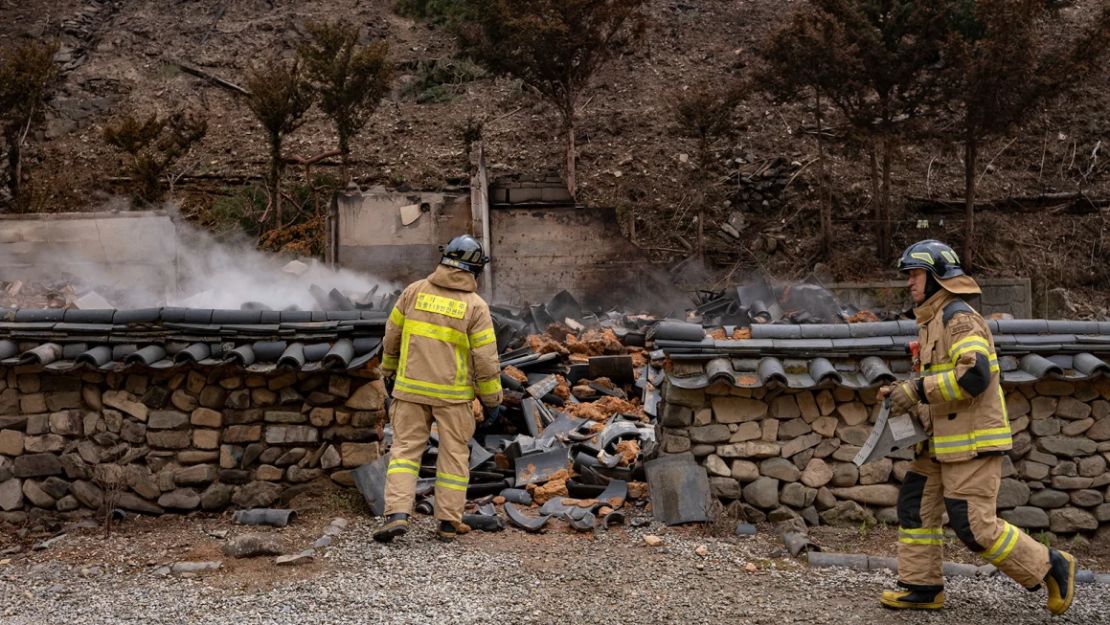 Edificios, incluido el pabellón Gounru en el templo Gounsa en Danchon-myeon, condado de Uiseong, provincia de Gyeongsang del Norte, se encuentran en ruinas después de ser completamente destruidos por un incendio forestal en Corea del Sur.