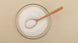 La sucralosa es un ingrediente clave en algunos sustitutos artificiales del azúcar.