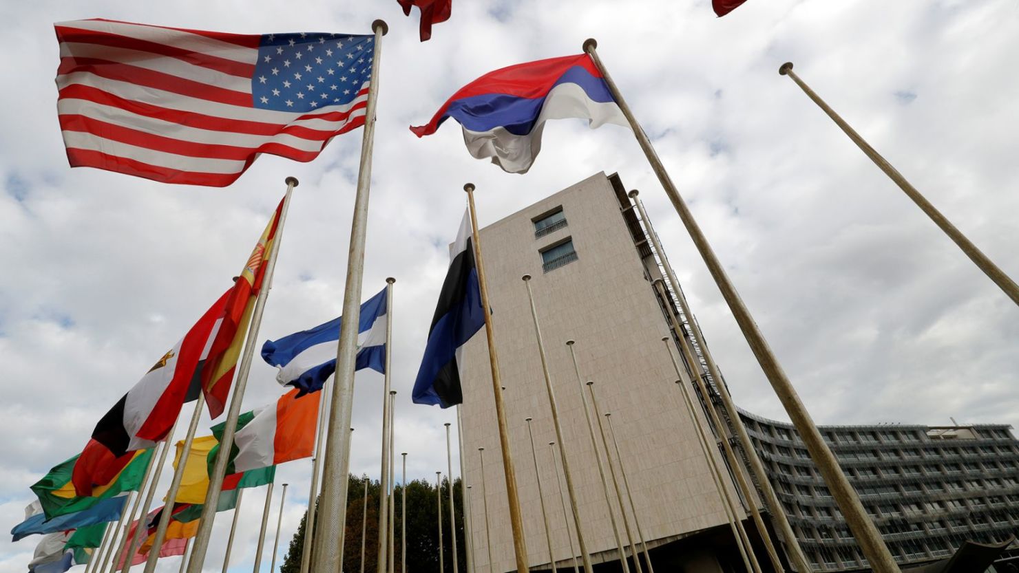 Una bandera estadounidense ondea afuera de la sede de la Organización de las Naciones Unidas para la Educación, la Ciencia y la Cultura (Unesco) en París, Francia, el 12 de octubre de 2017.