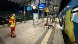 When the fire department arrived on scene, the situation was such that a man on a Westfalenbahn train traveling toward Braunschweig had his hand trapped under an armrest, behind the seat, in the side panel, and was unable to free himself. This was triggered by his AirPods, which had fallen off and slipped into a gap in the side panel. What initially appeared to be a relatively simple rescue, however, developed into a complex rescue operation, as the person's hand had become so swollen that it could no longer be freed using simple rescue equipment.