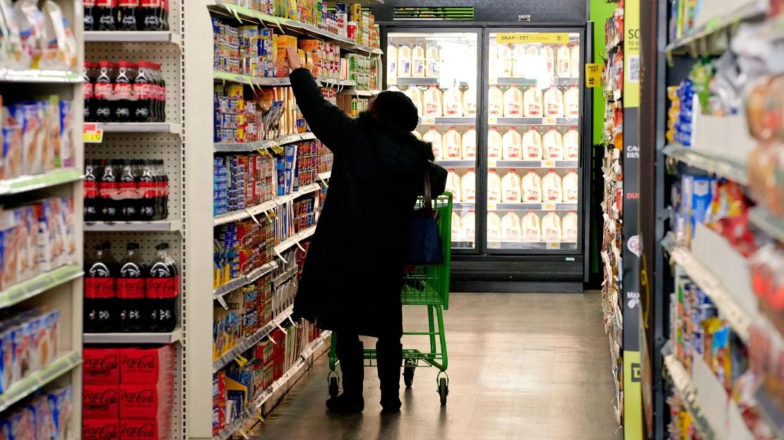 Un comprador en una tienda Dollar General Market en Saddle Brook, Nueva Jersey, el 29 de febrero.