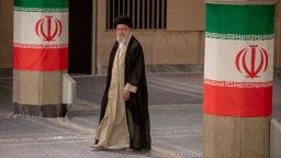 El líder supremo de Irán, el ayatolá Alí Jamenei, emite su voto para las elecciones presidenciales anticipadas en la Husseiniya del Imán Jomeini el 28 de junio de 2024 en Teherán, Irán.