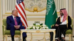 El presidente Donald Trump y el príncipe heredero saudí Mohammed bin Salman hablan durante una reunión en el Palacio Real de Riad, Arabia Saudita, el martes.