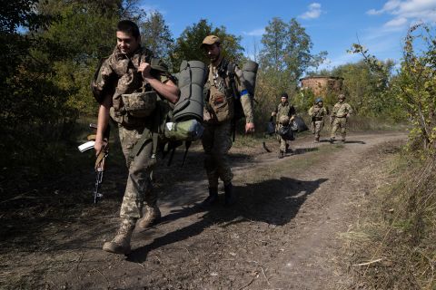Ukrainian soldiers near Lyman, Ukraine, on September 22.