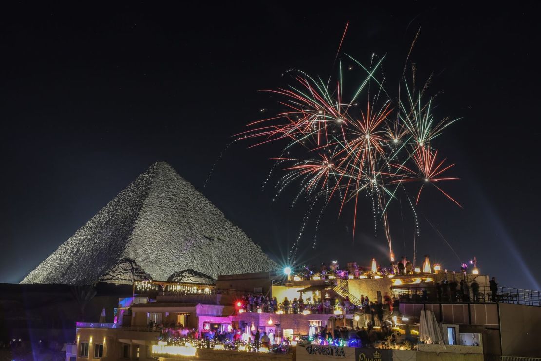 Los fuegos artificiales iluminan el cielo nocturno en las pirámides de Giza, Egipto. Mohamed Elshahed/Anadolu/Getty Images