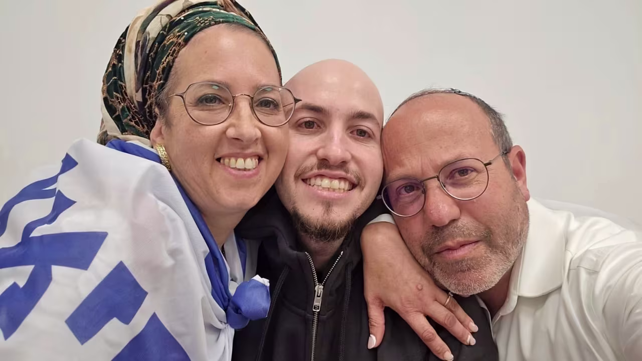 Eitan Mor con sus padres.