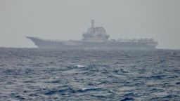 Esta imagen publicada por el Ministerio de Defensa Nacional de Taiwán muestra el portaaviones Shandong de China navegando cerca de Taiwán el lunes 31 de marzo.