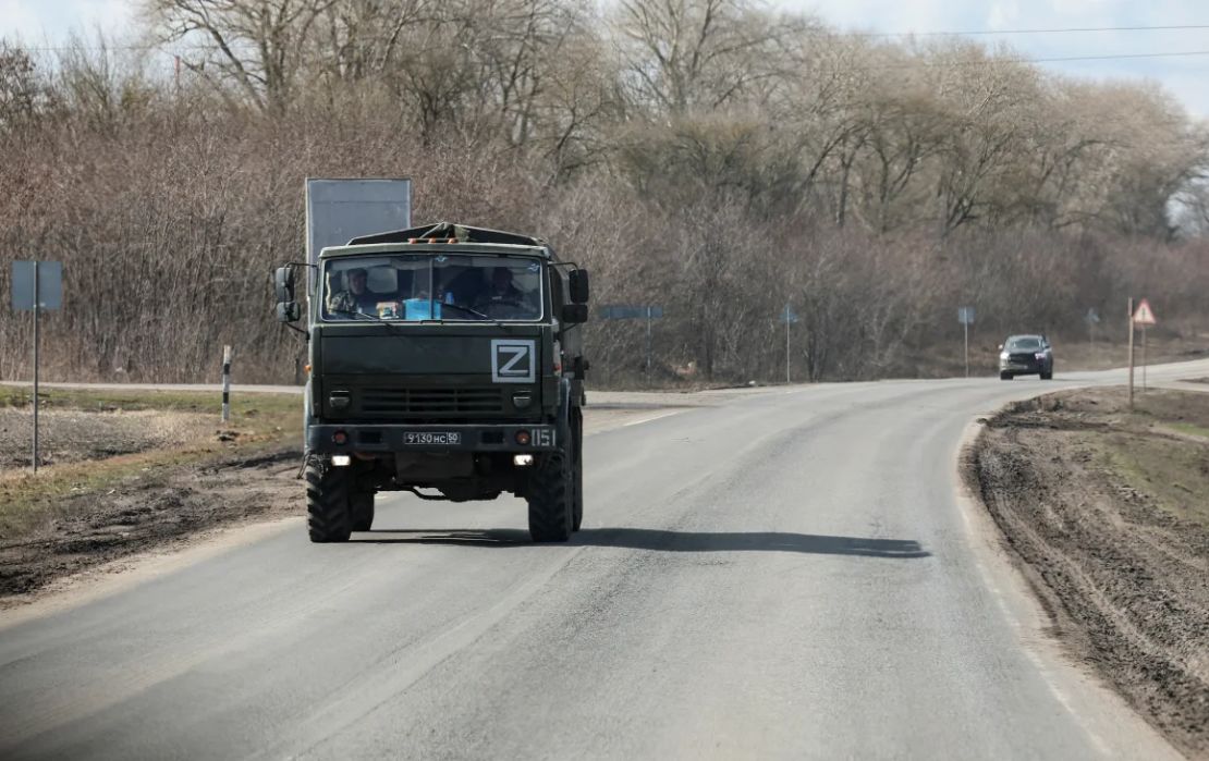Un camión del ejército ruso circula por una carretera en la región de Kursk, Rusia, el 19 de marzo de 2025.