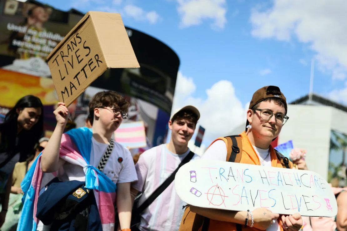 El público participa en la marcha del Orgullo Trans+ en julio de 2024 en Londres, Inglaterra.