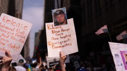 Una persona sostiene un cartel con una foto de Kilmar Abrego García durante una protesta el 19 de abril de 2025, en la ciudad de Nueva York.
