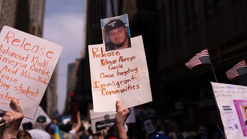 Una persona sostiene un cartel con una foto de Kilmar Abrego García durante una protesta el 19 de abril de 2025, en la ciudad de Nueva York.