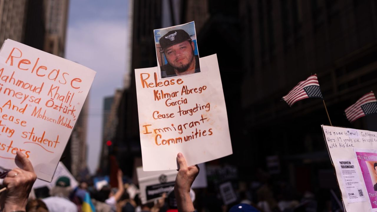 Una persona sostiene un cartel con una foto de Kilmar Abrego García durante una protesta el 19 de abril de 2025, en la ciudad de Nueva York.