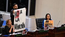 El diputado opositor Francisco Lira tiene un cartel que dice "no a la minería" durante una sesión para aprobar un proyecto de ley para revocar la prohibición de la minería metálica en San Salvador el 23 de diciembre de 2024.