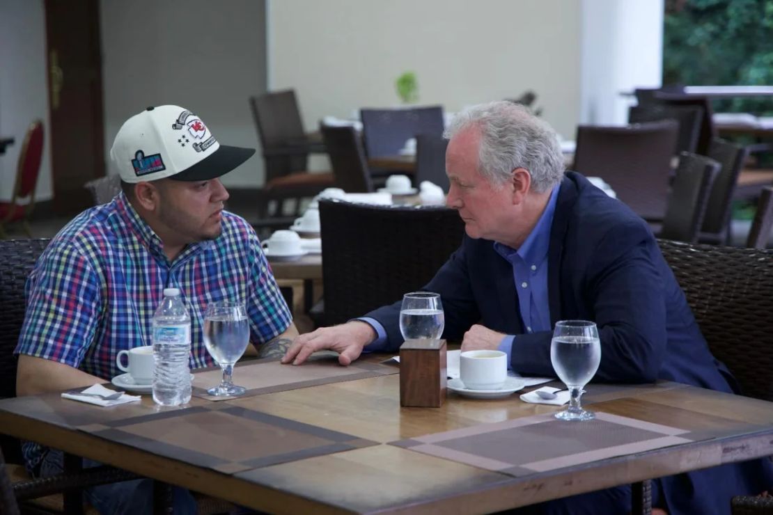 El senador Chris Van Hollen se reúne con Kilmar Abrego García en una imagen que Van Hollen compartió a través de las redes sociales