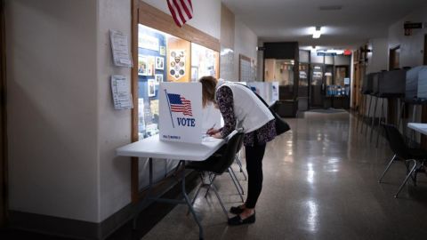 Un residente participa en la votación anticipada en persona en el Edificio Municipal el 26 de marzo en Kenosha, Wisconsin.