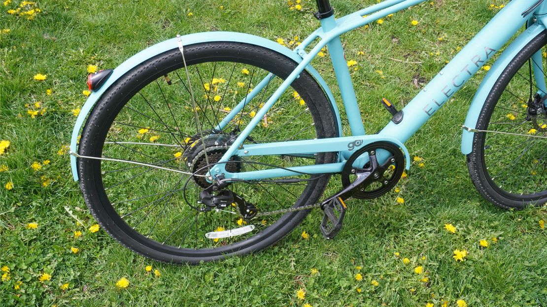 With fenders, a chain guard and lighting ready to go out of the box, you shouldn’t have to purchase much else to get the Loft Go! on the road. And it’s not at all apparent that the Electra is an e-bike —?only the thick downtube gives away that it might be something beyond a vintage city cruiser.