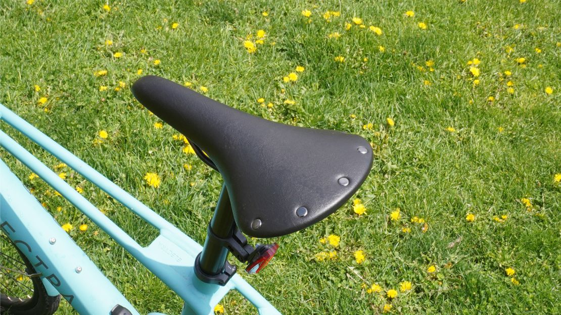 We felt the Loft Go’s retro-style saddle and grips were more style than substance. They look good, but they aren’t comfortable for long or heavily loaded rides.