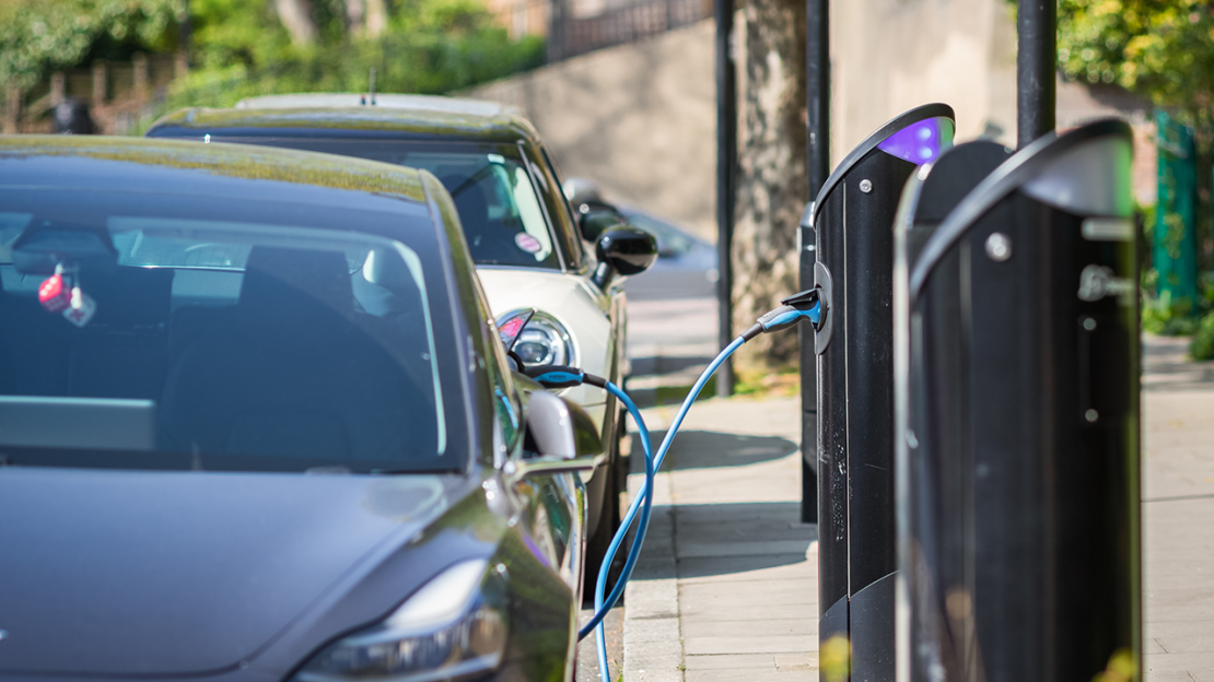 Electric cars charging at charging points around the Archway area