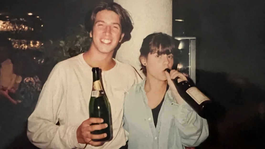 Kerri y Dirk se conocieron viajando con sus familias por Europa y enseguida se hicieron amigos. "Hay fotos nuestras con botellas de champán que nos tomamos en la cena", dice Dirk.