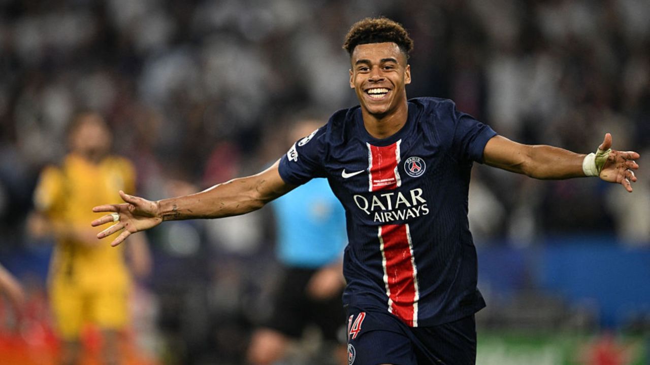 Desire Doue celebra tras marcar el tercer gol del PSG durante la final de la UEFA Champions League.
