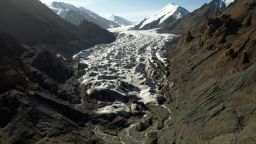 El agua de deshielo del glaciar Laohugou No. 12 fluye a través de las montañas Qilian en la provincia de Gansu, China, el 27 de septiembre de 2020.