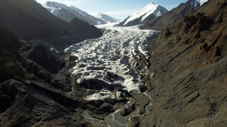El agua de deshielo del glaciar Laohugou No. 12 fluye a través de las montañas Qilian en la provincia de Gansu, China, el 27 de septiembre de 2020.