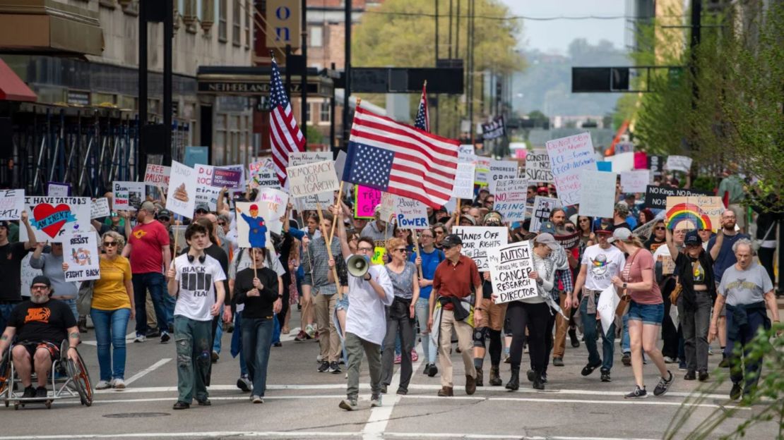 Manifestantes participan en el la jornada de protestas 50501 en Cincinnati, Ohio, el 19 de abril de 2025.