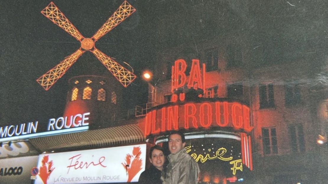 En febrero de 2001, Kerri y Dirk se reencontraron en París, Francia. "Fue muy romántico", dice Kerri. Aquí aparecen fotografiados frente al Moulin Rouge.