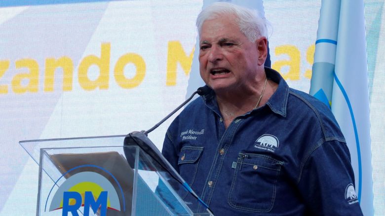 El expresidente de Panamá, Ricardo Martinelli, reacciona durante el acto de lanzamiento de su campaña presidencial de 2024, en la Ciudad de Panamá, Panamá, el 3 de febrero de 2024.