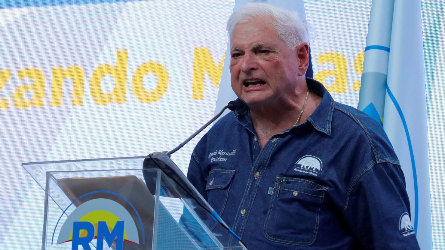 El expresidente de Panamá, Ricardo Martinelli, reacciona durante el acto de lanzamiento de su campaña presidencial de 2024, en la Ciudad de Panamá, Panamá, el 3 de febrero de 2024.