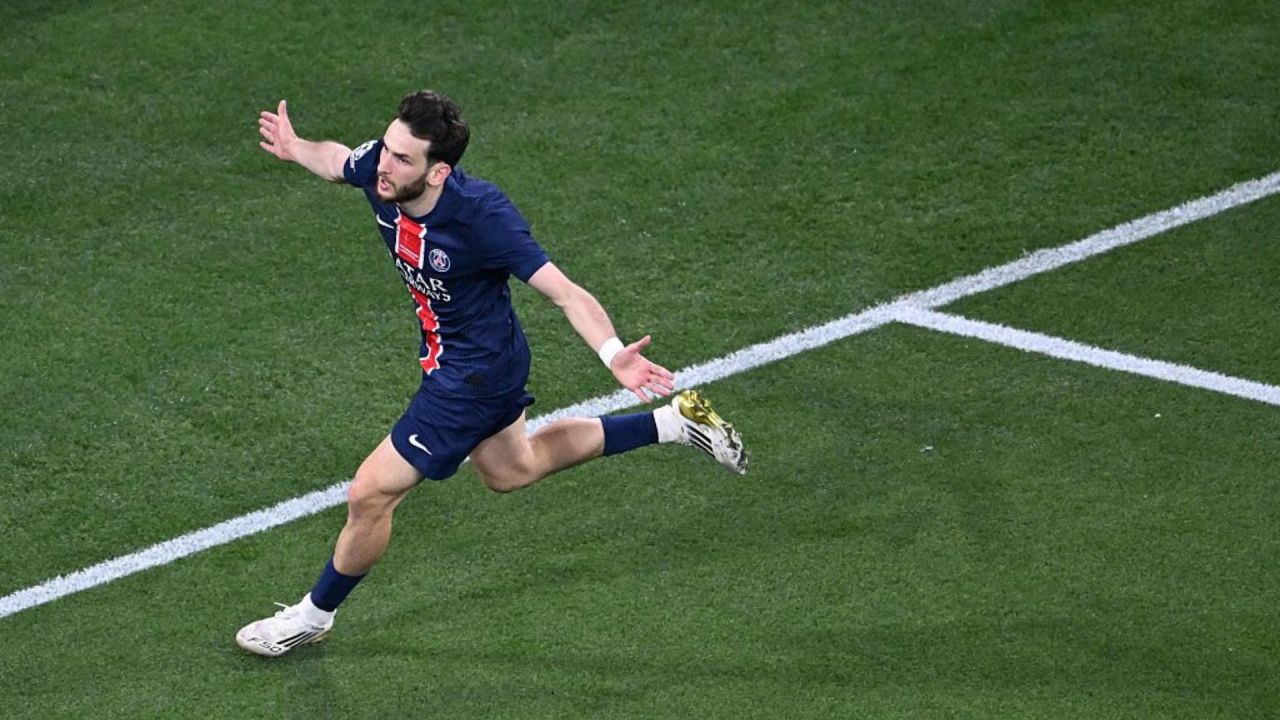 El delantero georgiano del PSG, Khvicha Kvaratskhelia, celebra el cuarto gol de su equipo durante la final de la Champions League.