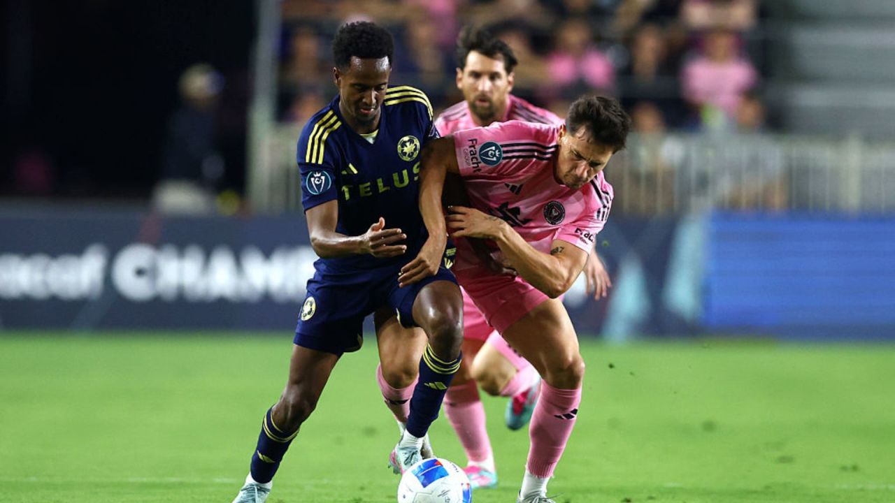 Ali Ahmed del Vancouver Whitecaps y Tadeo Allende del Inter Miami CF disputan el balón durante el partido de vuelta de las semifinales de la Copa de Campeones de la Concacaf.