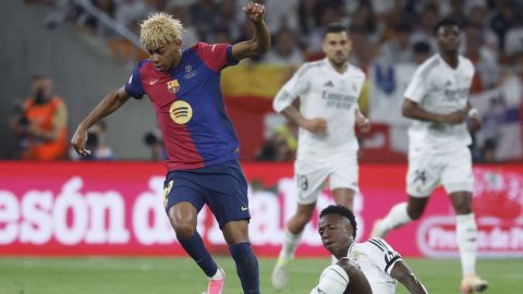 El delantero brasileño del Real Madrid, Vinicius Junior, y el delantero español del Barcelona, Lamine Yamal, luchan por el balón durante la final de la Copa del Rey entre el FC Barcelona y el Real Madrid CF.