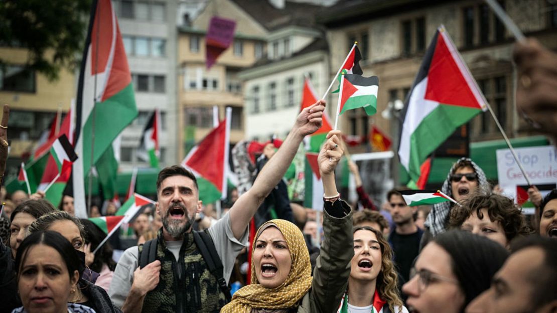 Manifestantes ondean banderas palestinas durante una manifestación contra el candidato israelí antes de la gran final del Festival de la Canción de Eurovisión 2025 en Basilea el 17 de mayo de 2025.
