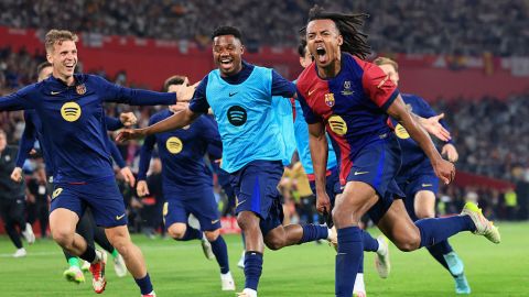 Jules Koundé, del Barcelona, ​​celebra el tercer gol de su equipo con sus compañeros durante la final de la Copa del Rey.