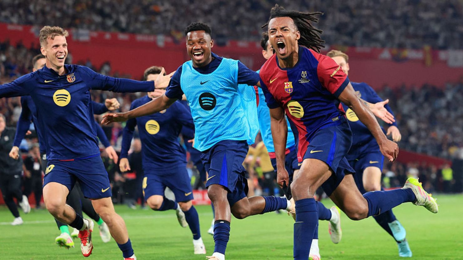 Jules Koundé, del Barcelona, ​​celebra el tercer gol de su equipo con sus compañeros durante la final de la Copa del Rey.