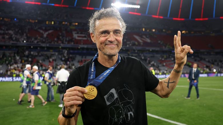 Luis Enrique, entrenador del PSG, posa para una foto con su medalla de campeón tras la victoria de su equipo, que aseguró su primer título de la UEFA Champions League.