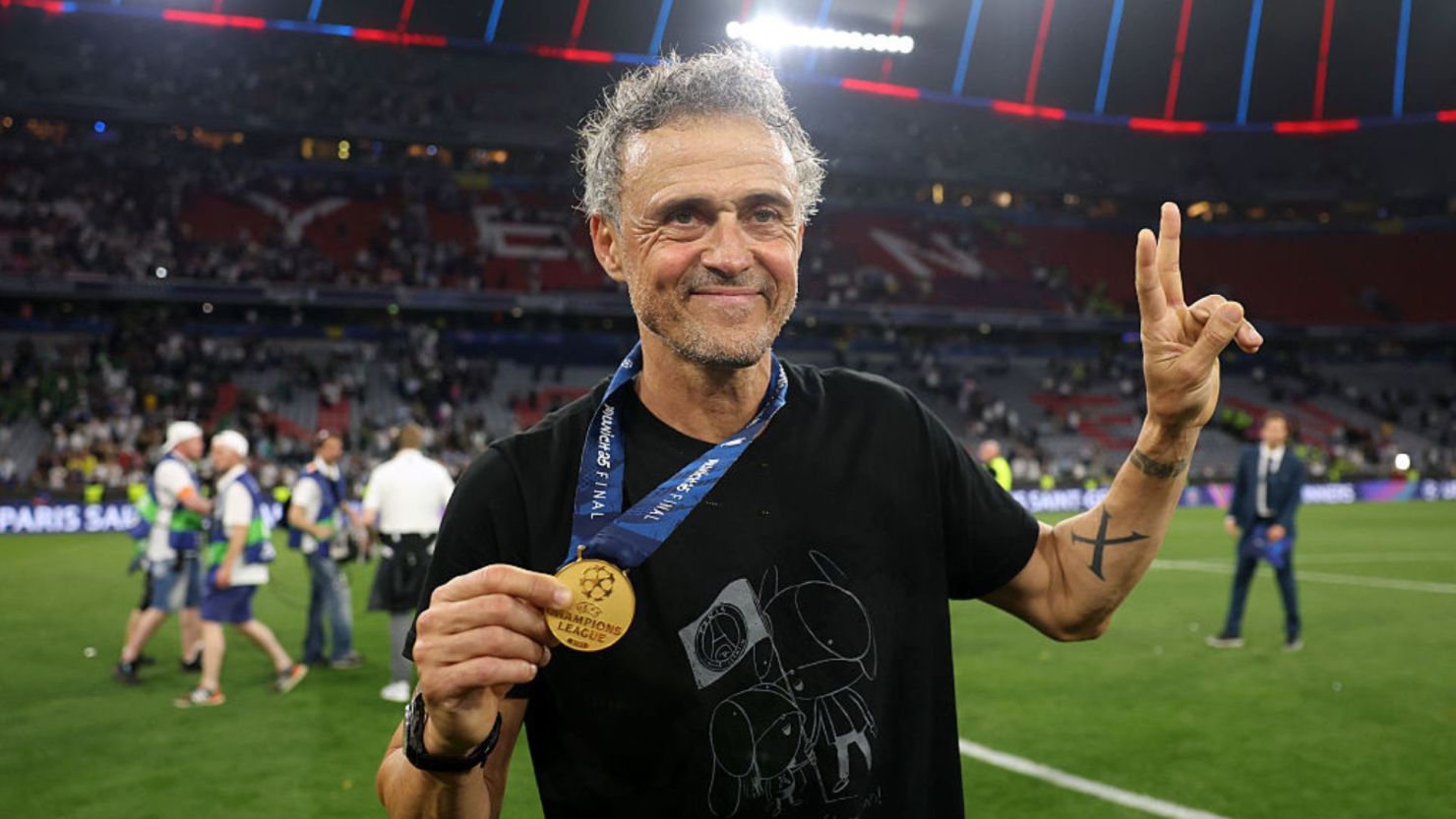 Luis Enrique, entrenador del PSG, posa para una foto con su medalla de campeón tras la victoria de su equipo, que aseguró su primer título de la UEFA Champions League.