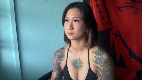 Jayne, residente de Singapur, ha comenzado a eliminar alrededor del 70 % de sus tatuajes y documenta en línea sus tratamientos láser y cuidados posteriores. El proceso llevará años.