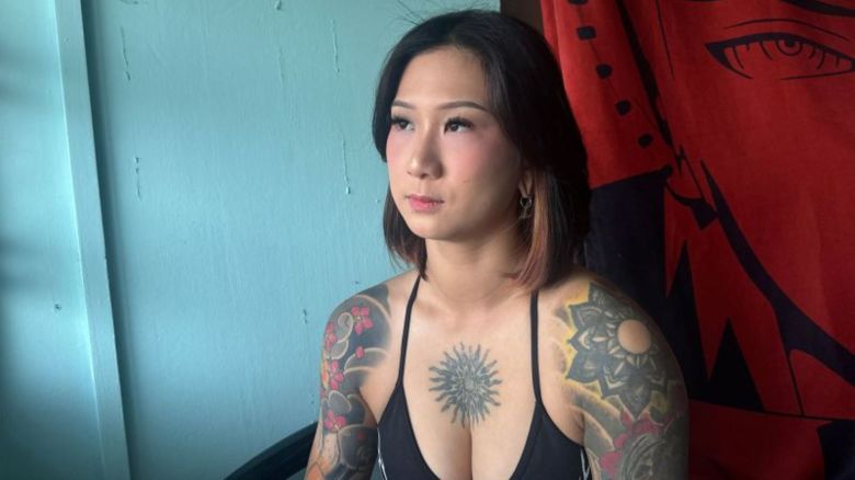 Jayne, residente de Singapur, ha comenzado a eliminar alrededor del 70 % de sus tatuajes y documenta en línea sus tratamientos láser y cuidados posteriores. El proceso llevará años.