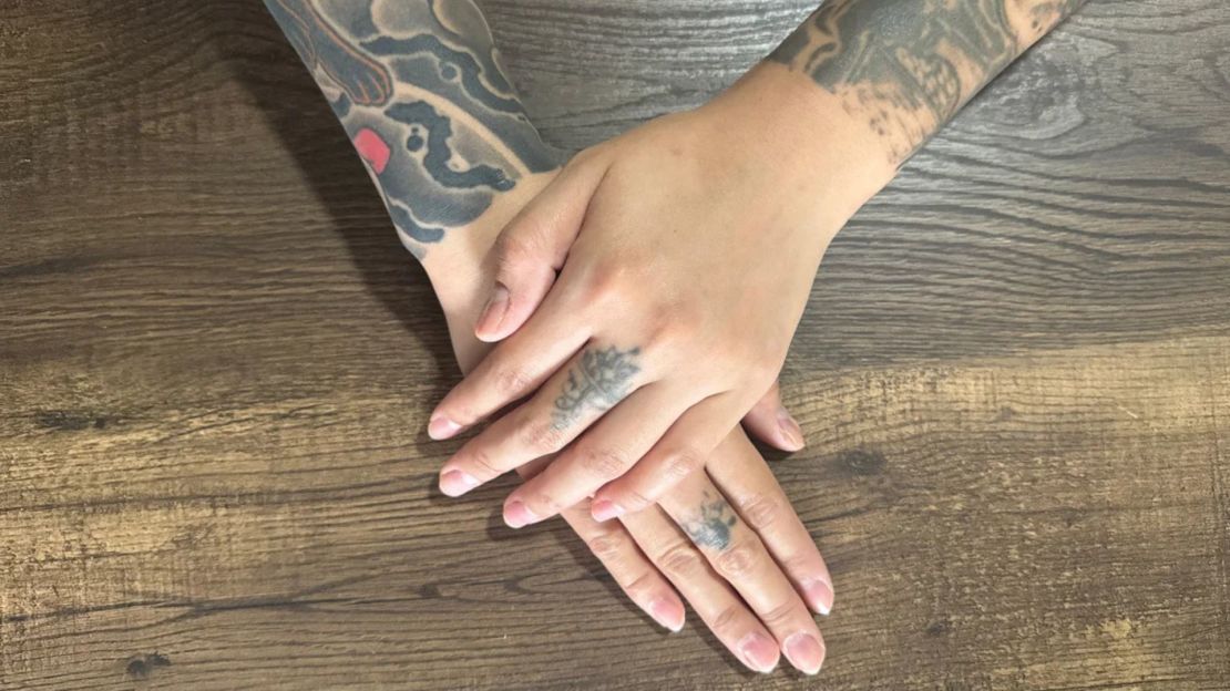 Avances en los tatuajes de los dedos de Jayne: los diseños más pequeños que se está eliminando.