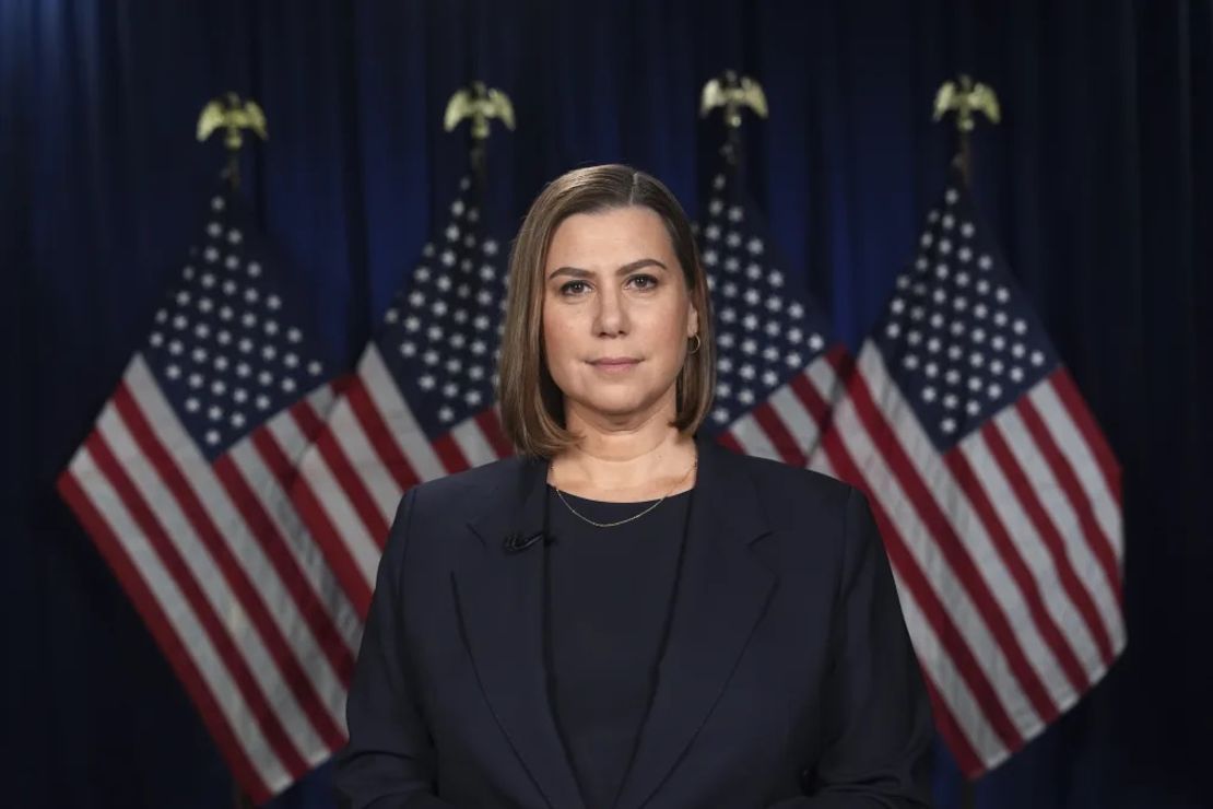 La senadora Elissa Slotkin habla desde Wyandotte, Michigan.