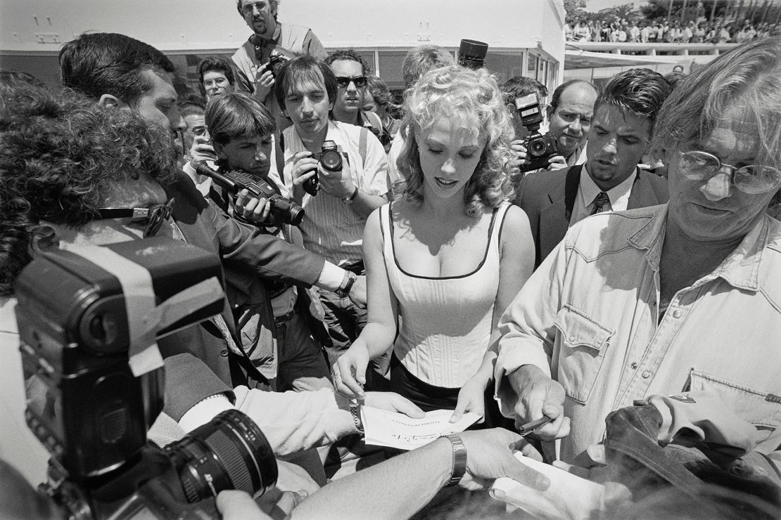 "Elizabeth Berkley and Paul Verhoeven" (1995). In Ridgers work, stars are mobbed by paparazzi at all hours of the day.