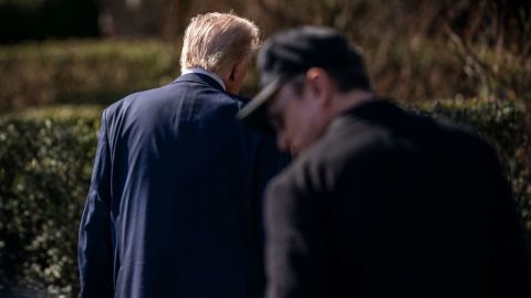El presidente Donald Trump y Elon Musk regresan al Despacho Oval el 11 de marzo, tras hablar con la prensa y observar varios modelos de vehículos Tesla en el Jardín Sur de la Casa Blanca.