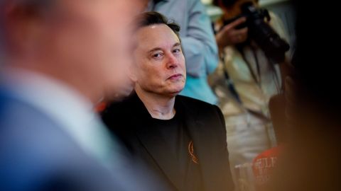 Elon Musk, consejero delegado de Tesla, observa durante una reunión del Gabinete en la Casa Blanca el 30 de abril de 2025 en Washington.